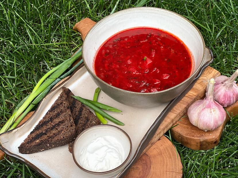 Соль, перец черный, сахар, фреш чесночный, укроп, петрушка, сметана, лук зеленый, хлеб бородинский