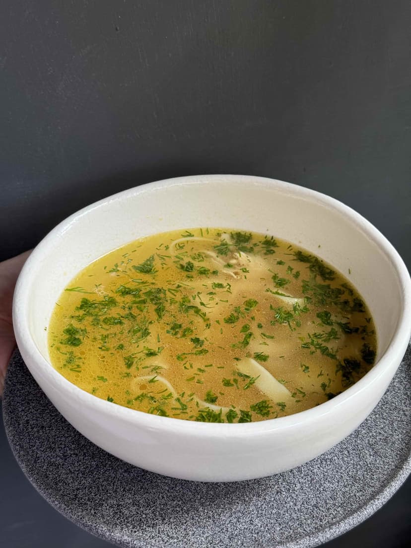 Куриный бульон, вермишель, куриное филе, перепелиное яйцо, зелень