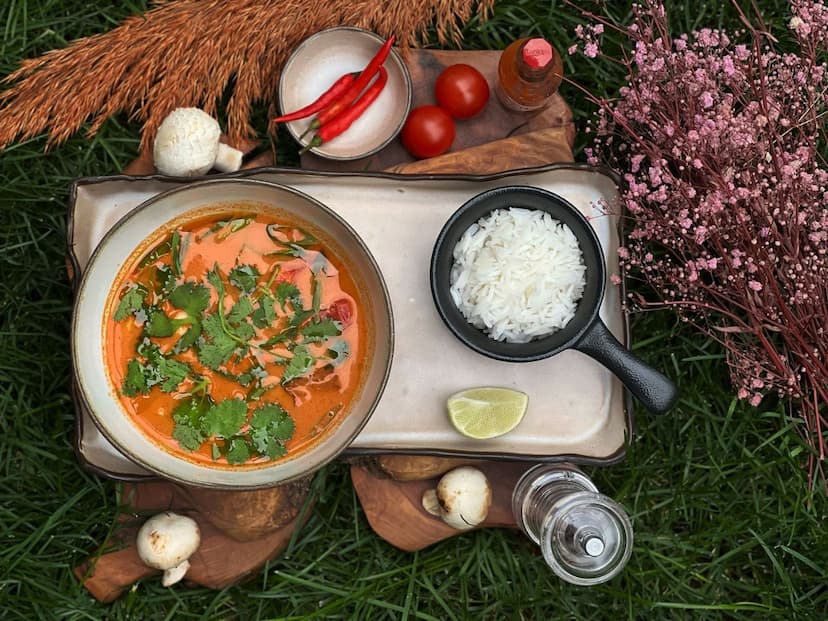 Кальмар, грибы древесные, рис басмати, масло кунжутное, молоко кокосовое, помидоры, лайм, креветки, паста томатная, имбирь, вешенки, мидии, кинза