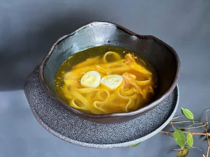 Куриный бульон, куриное филе, лапша, овощи