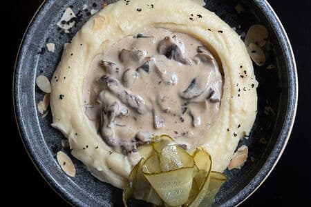 Говядина, сливки, шампиньоны, соус ореховый, огурцы маринованные, кресс-салат, слайсы миндаля
