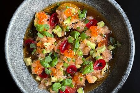 Филе лосося, авокадо, кунжут, оливковое масло, соус понзу, клубника