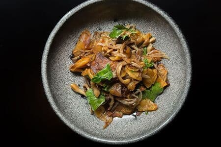 Картофель, грибы вешенки, лук, петрушка, чесночное масло, соль, перец