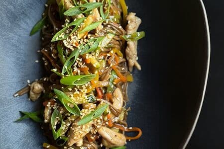 Лапша гречневая, куриное бедро, болгарский перец, морковь, цукини, стручки гороха, сингапурский соус, кунжут
