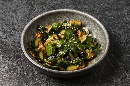Огурцы люкс, масло кунжутное, соевый соус, кешью, кунжут, кинза, соус кимчи