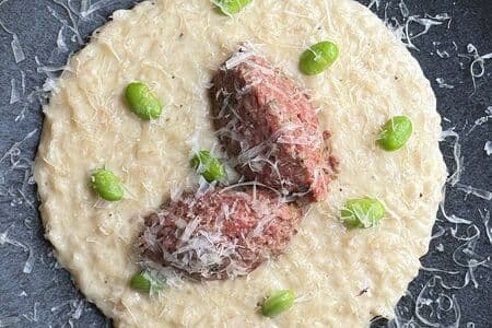 Куриный бульон, соль, перец, масло сливочное, сливки, тартар из говядины, горошек зеленый, кресс-салат, масло оливковое, масло трюфельное