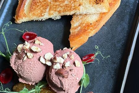 Паштет из куриной печени, бриошь, джем из инжира