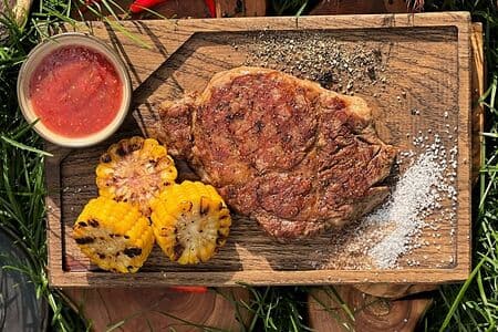 Говяжья вырезка, початок кукурузы
